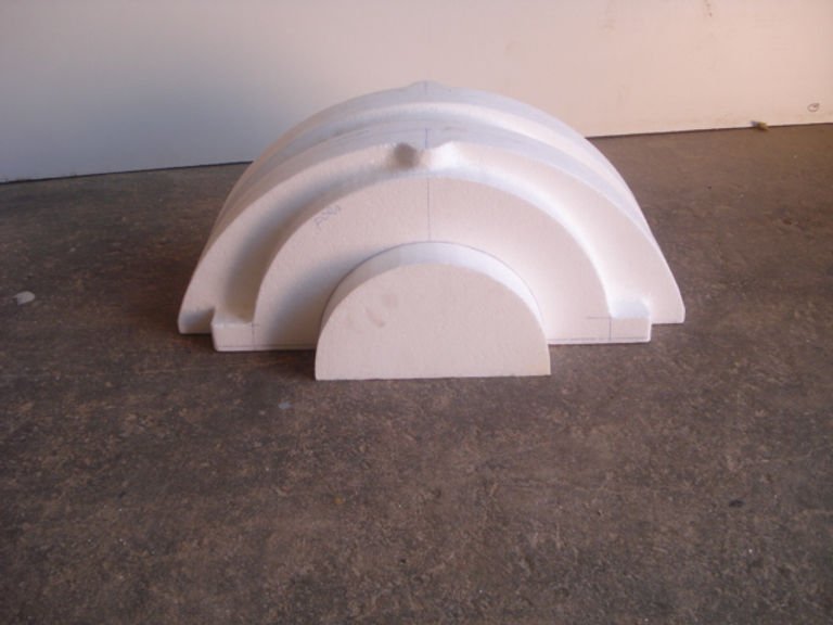 Modelo em isopor em formato de arco